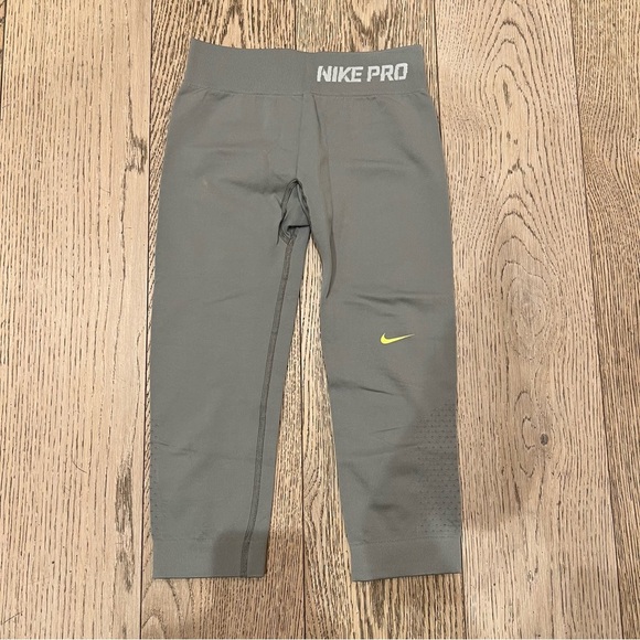 Nike Crop Leggings - Picture 1 of 4